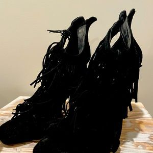 Super Cute Steve Madden Black fringe !! Worn but can be revamped ❤️❤️